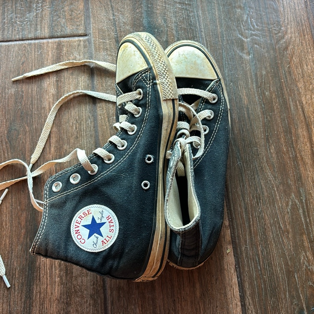 Black converse size women’s 9, men’s 7